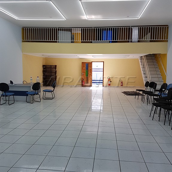 Comercial de 750m² em Limão