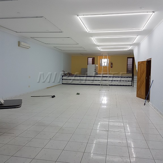 Comercial de 750m² em Limão