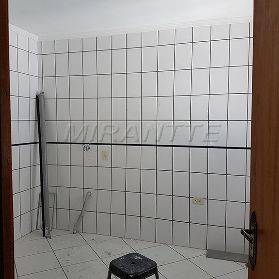 Comercial de 750m² em Limão