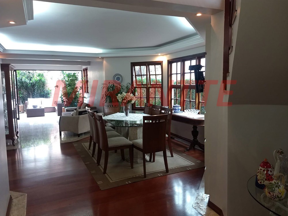 Sobrado de 310m² com 4 quartos em Jardim Floresta