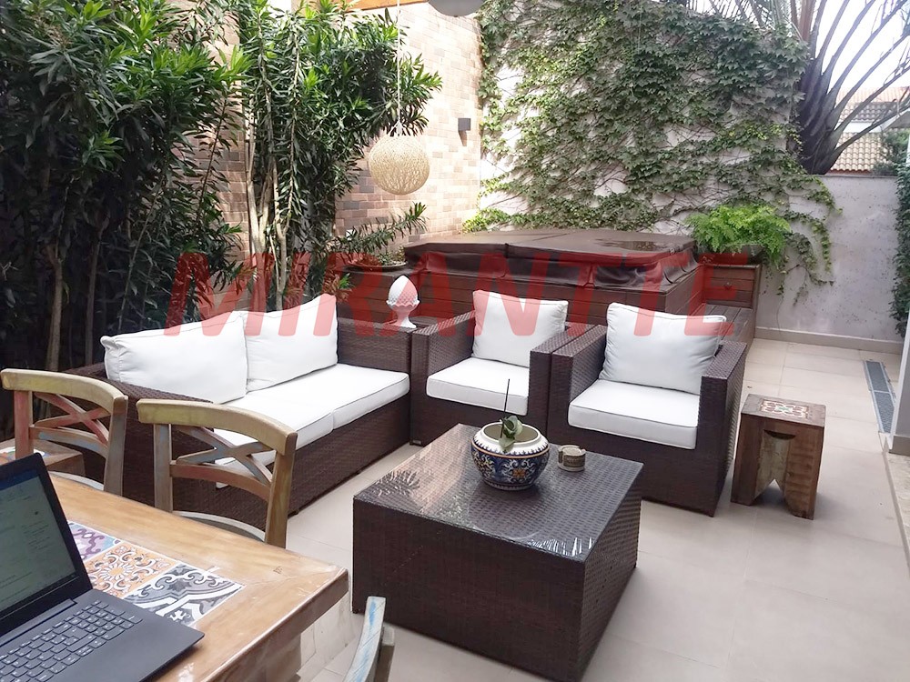 Sobrado de 310m² com 4 quartos em Jardim Floresta