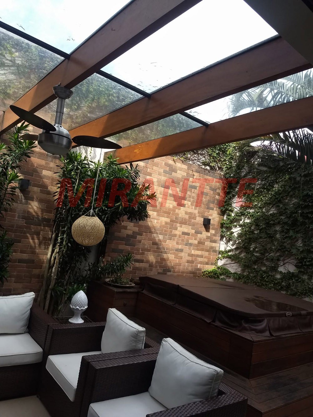 Sobrado de 310m² com 4 quartos em Jardim Floresta
