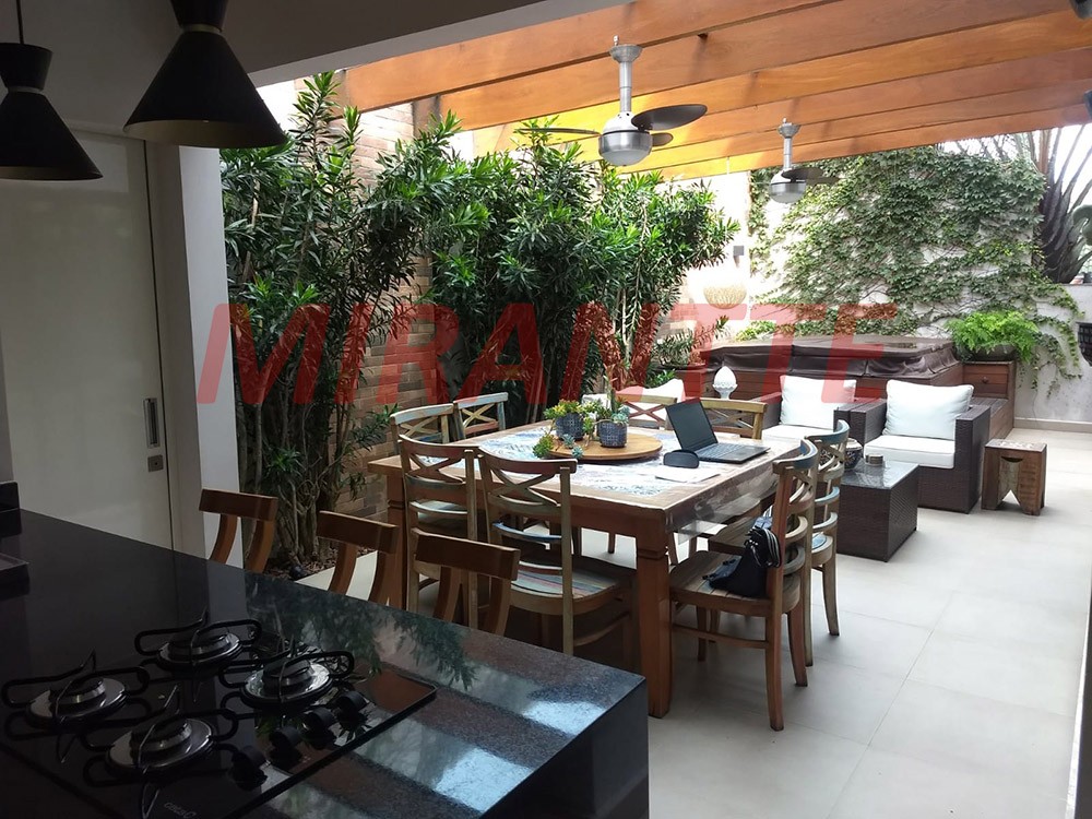 Sobrado de 310m² com 4 quartos em Jardim Floresta