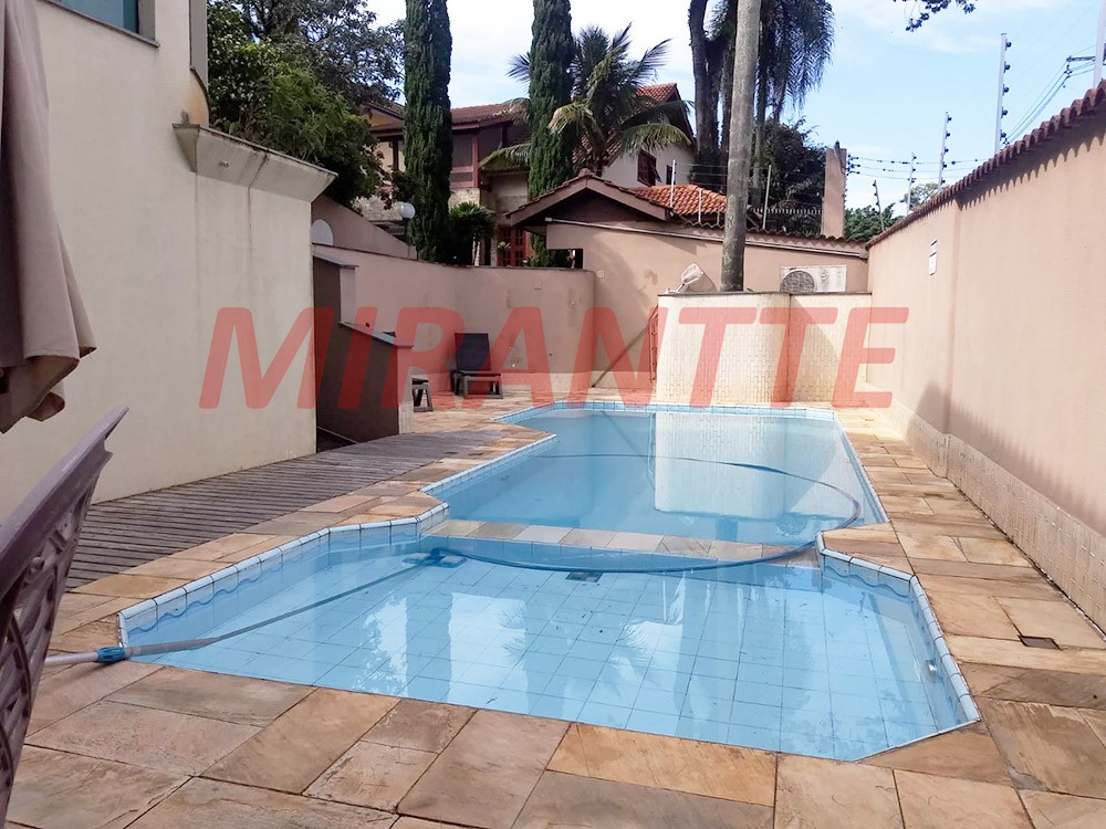Sobrado de 310m² com 4 quartos em Jardim Floresta
