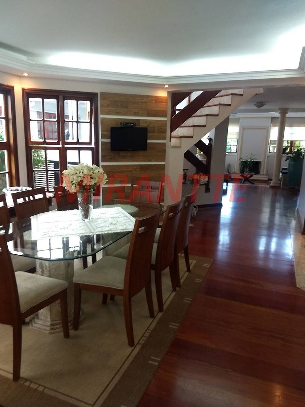 Sobrado de 310m² com 4 quartos em Jardim Floresta
