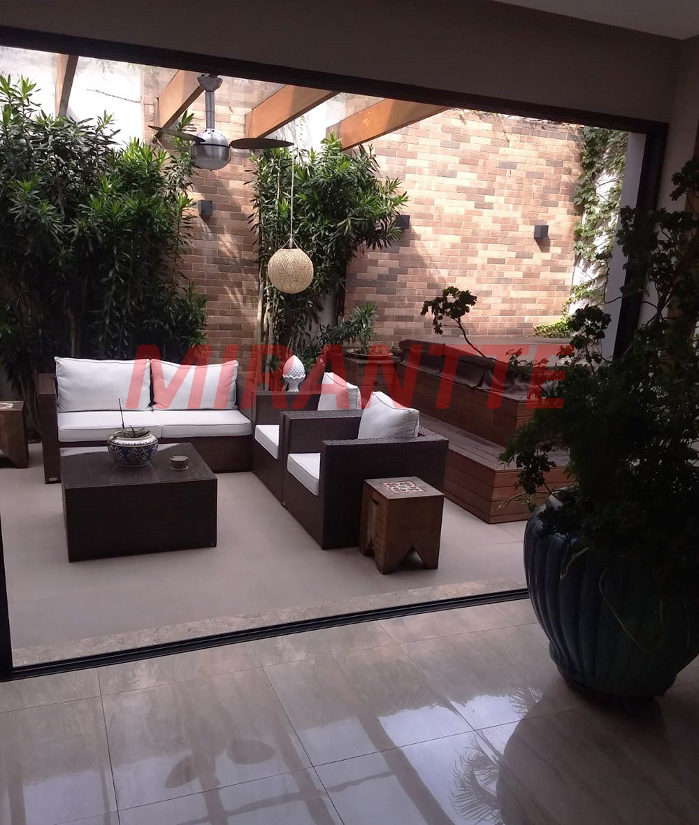 Sobrado de 310m² com 4 quartos em Jardim Floresta