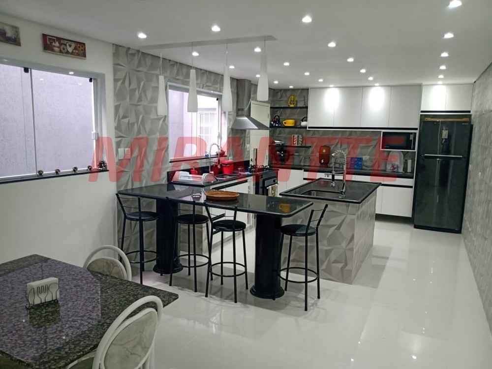 Sobrado de 185m² com 4 quartos em Tremembe