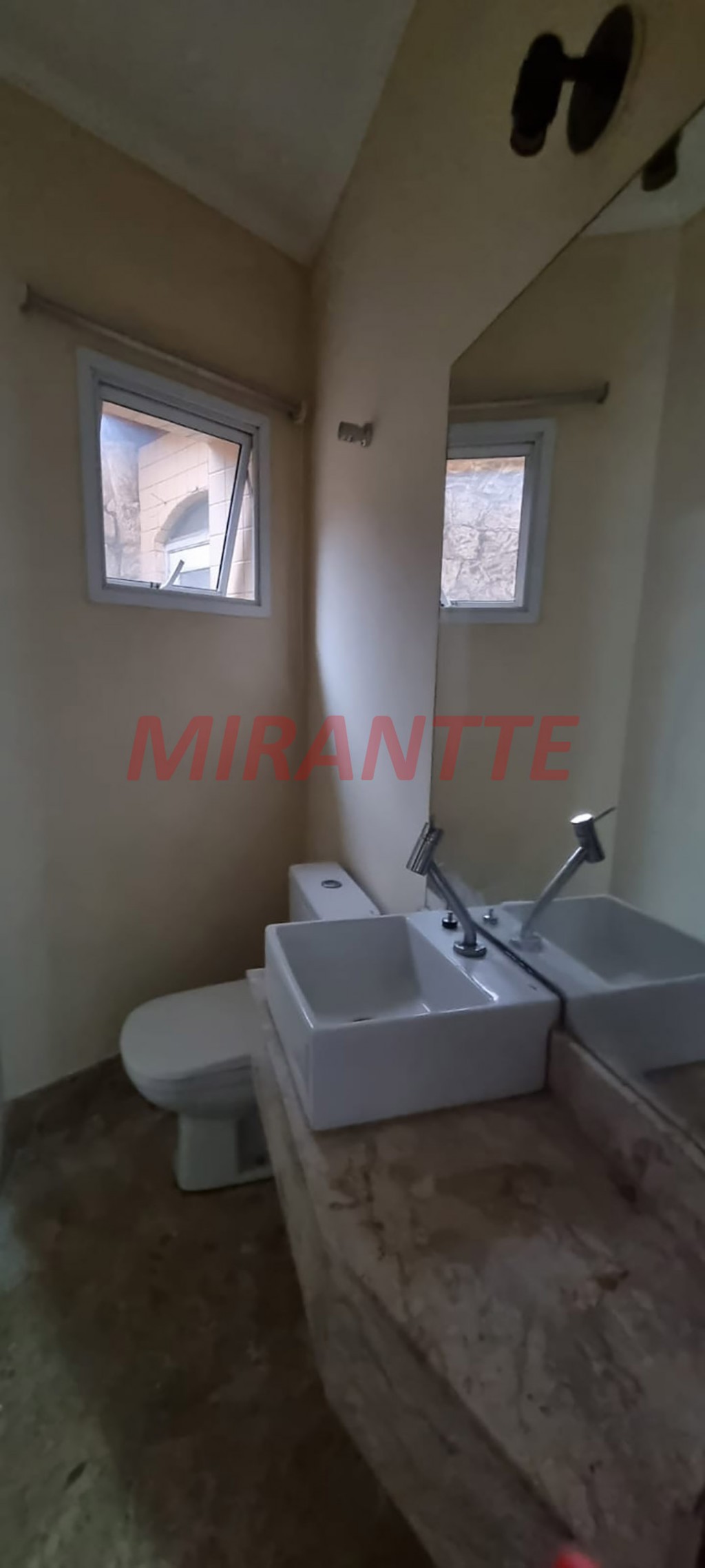 Sobrado de 177m² com 3 quartos em Água Fria
