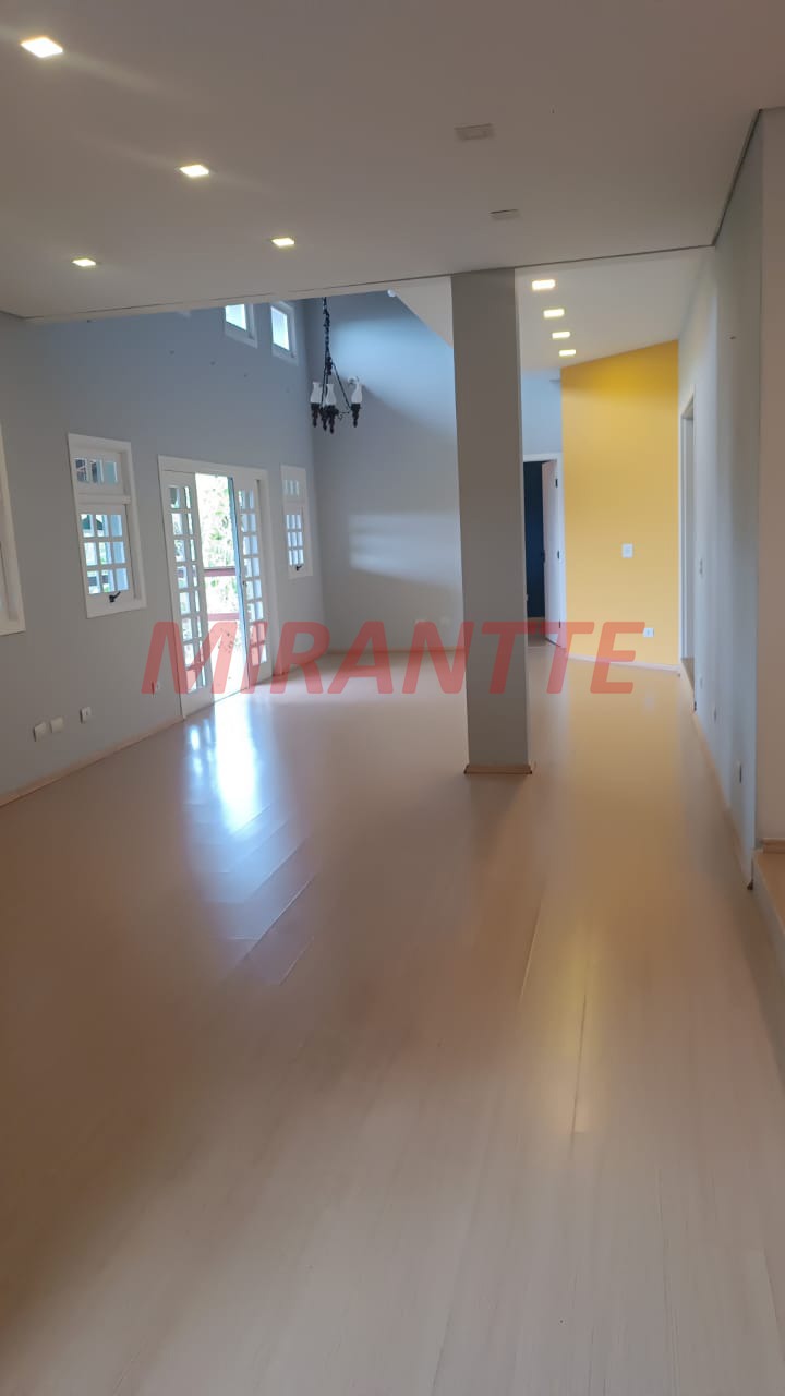 Sobrado de 425m² com 4 quartos em Serra Da Cantareira