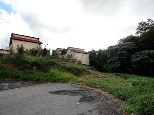 Terreno de 908m² em Horto Florestal