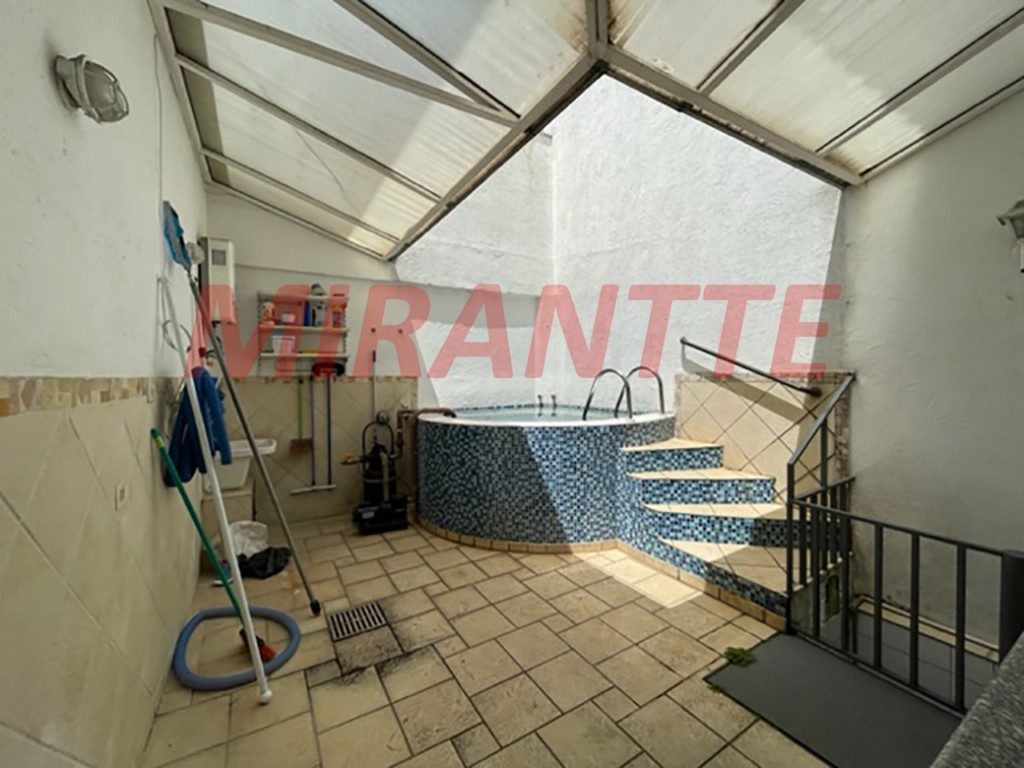 Sobrado de 158m² com 3 quartos em Água Fria