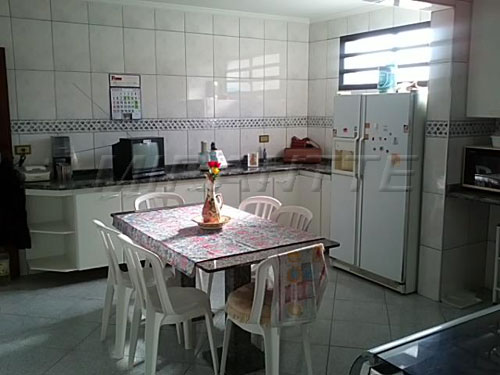 Sobrado de 300m² com 3 quartos em Jardim Tremembé