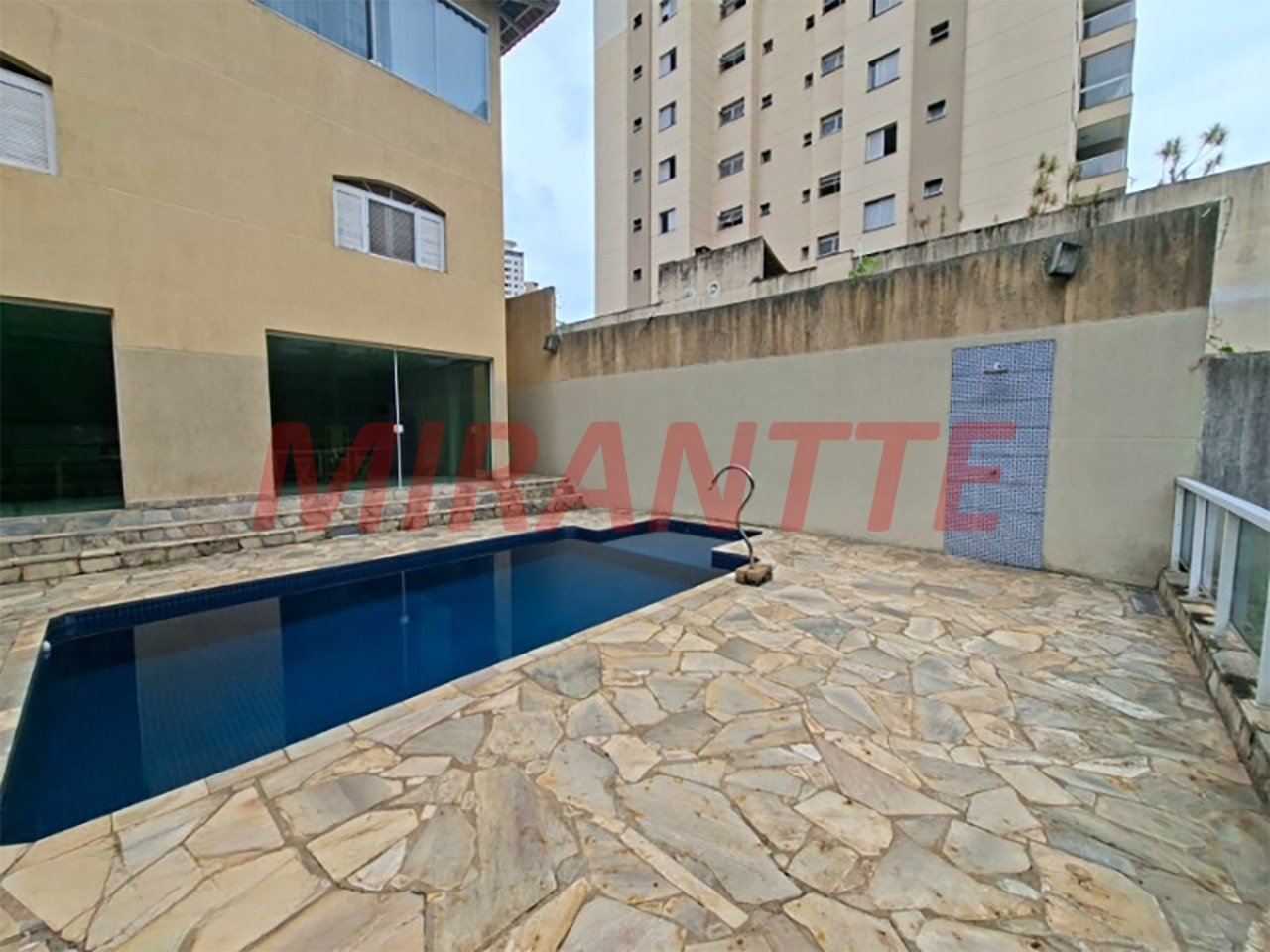 Sobrado de 513m² com 4 quartos em Água Fria