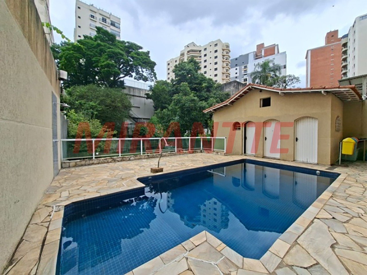 Sobrado de 513m² com 4 quartos em Água Fria