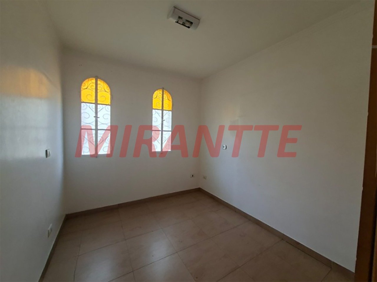 Sobrado de 513m² com 4 quartos em Água Fria