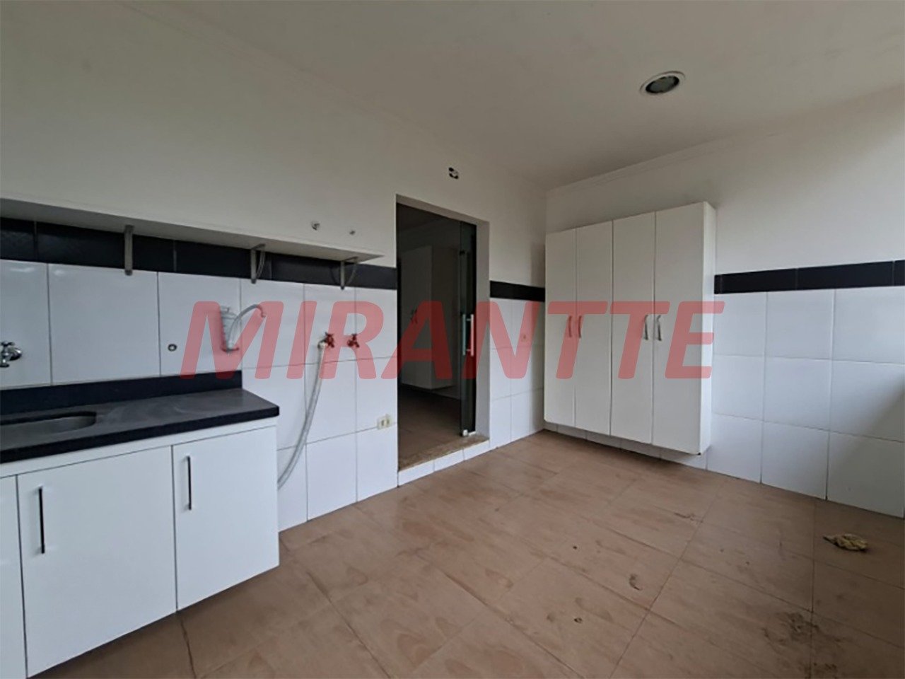 Sobrado de 513m² com 4 quartos em Água Fria