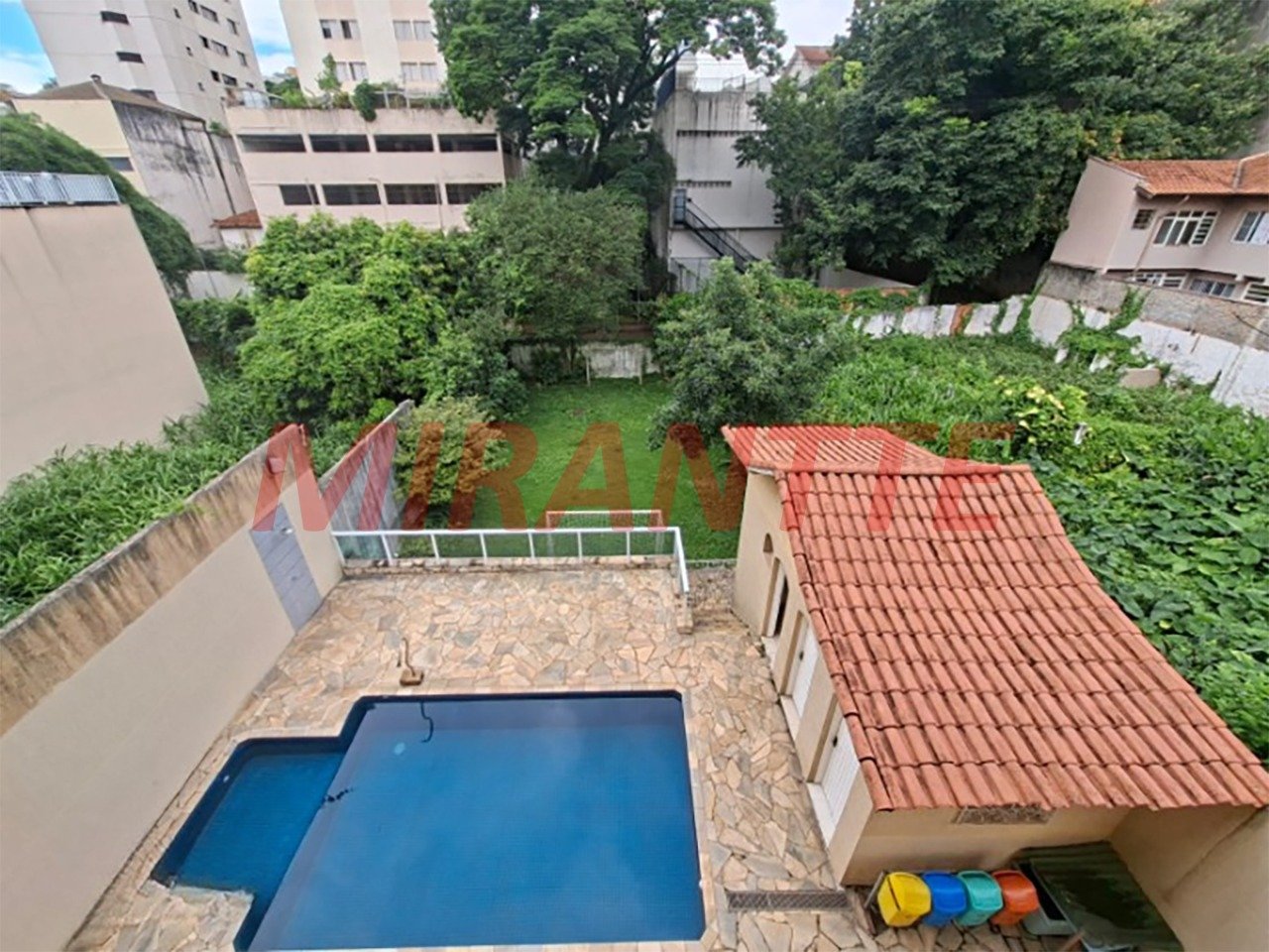 Sobrado de 513m² com 4 quartos em Água Fria