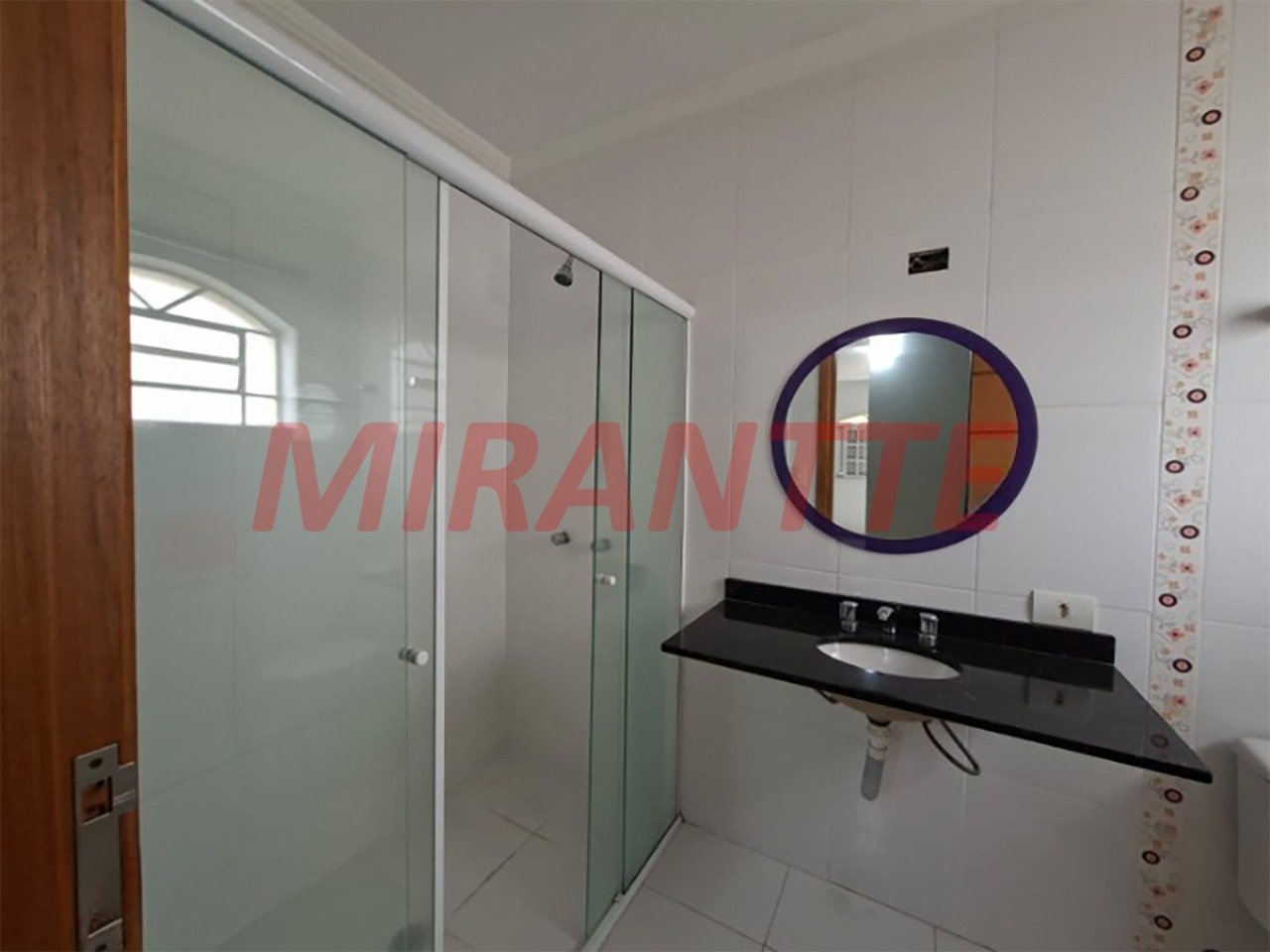 Sobrado de 513m² com 4 quartos em Água Fria