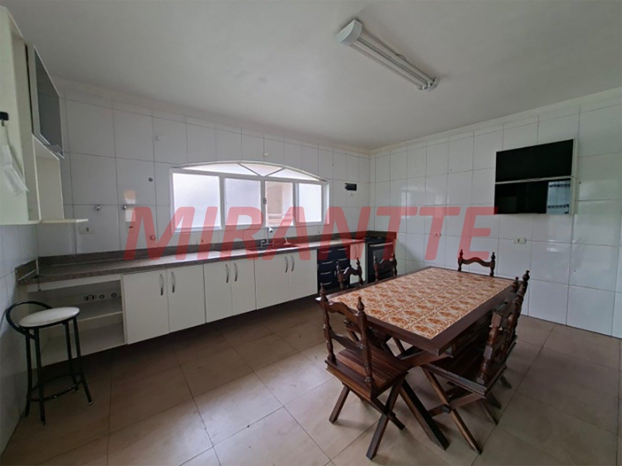 Sobrado de 513m² com 4 quartos em Água Fria