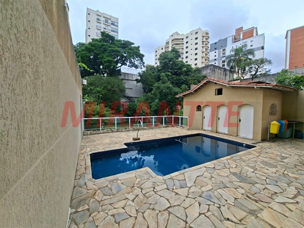 Sobrado de 513m² com 4 quartos em Água Fria