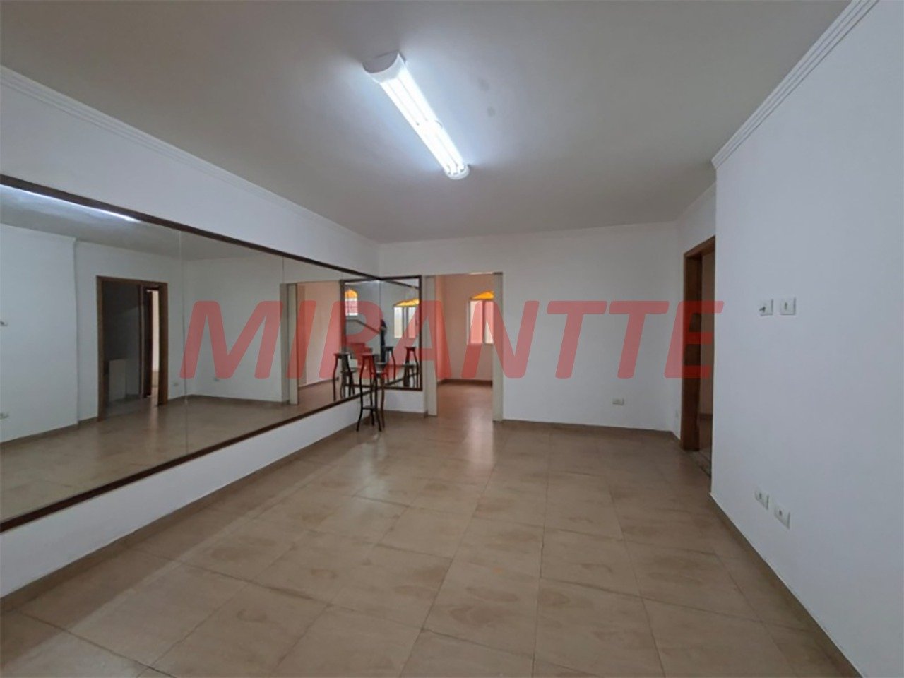 Sobrado de 513m² com 4 quartos em Água Fria