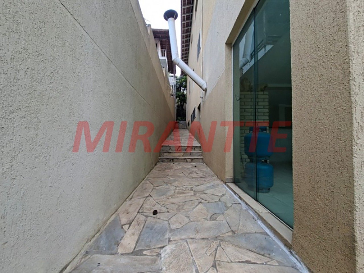Sobrado de 513m² com 4 quartos em Água Fria