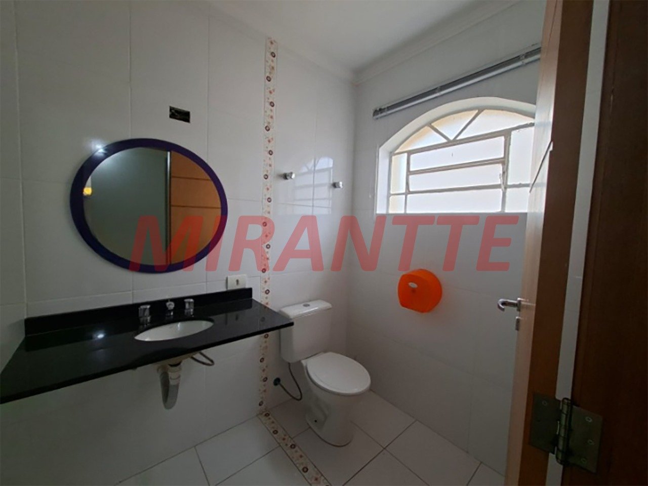 Sobrado de 513m² com 4 quartos em Água Fria