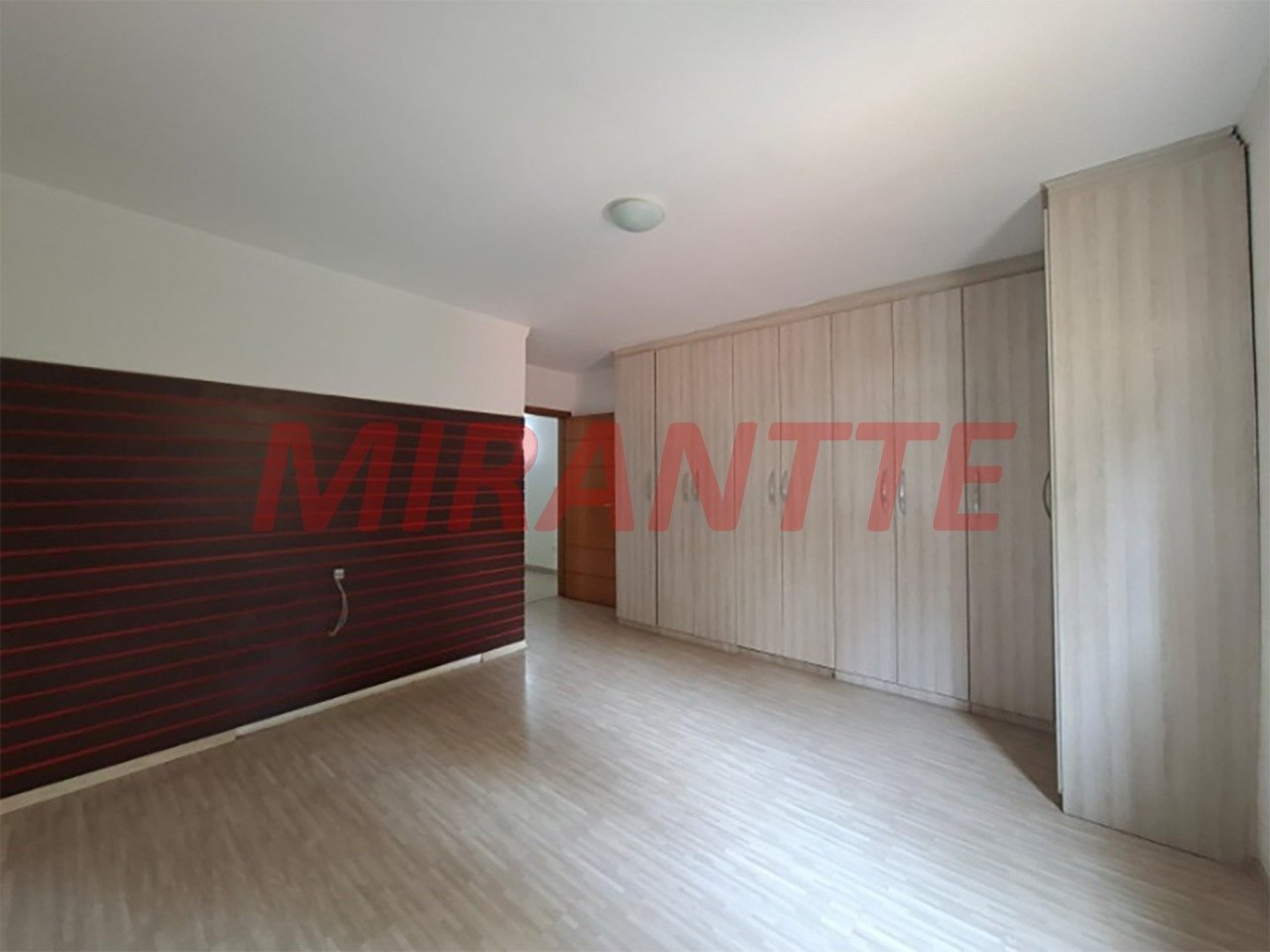 Sobrado de 513m² com 4 quartos em Água Fria