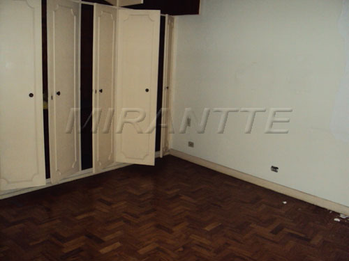 Comercial de 827m² em Ponte Pequena