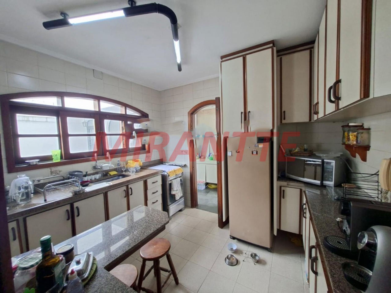 Sobrado de 252m² com 3 quartos em Água Fria