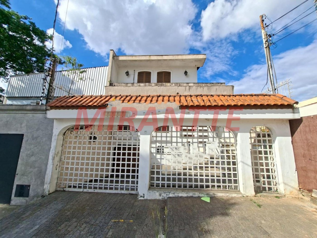 Sobrado de 252m² com 3 quartos em Água Fria