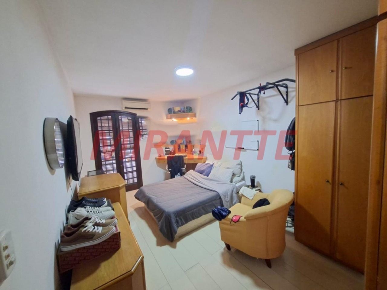 Sobrado de 252m² com 3 quartos em Água Fria