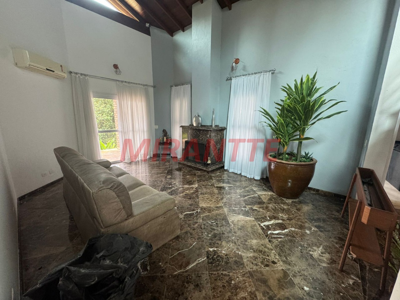 Sobrado de 400m² com 4 quartos em Jardim Samambaia – Mairiporã