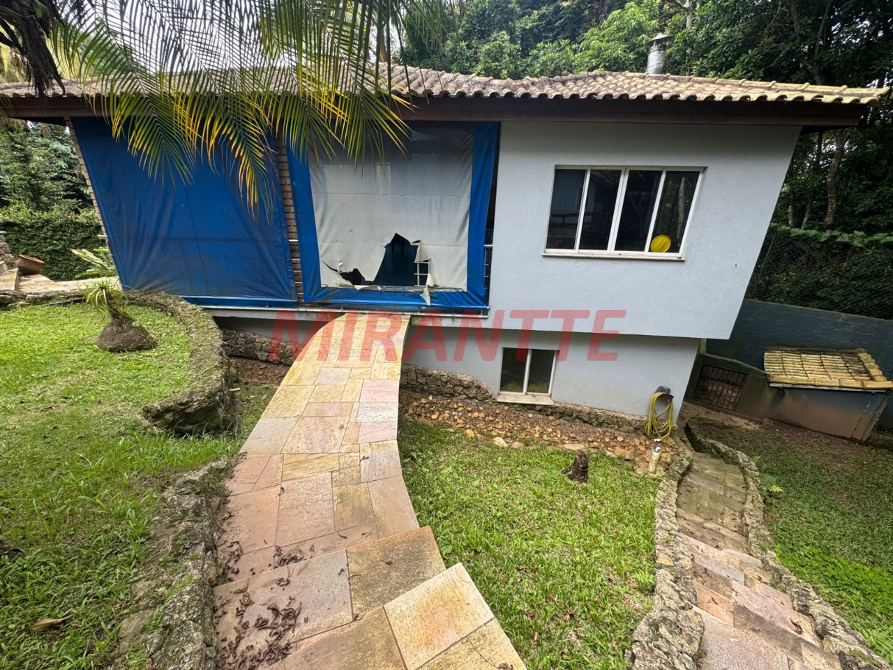 Sobrado de 400m² com 4 quartos em Jardim Samambaia – Mairiporã