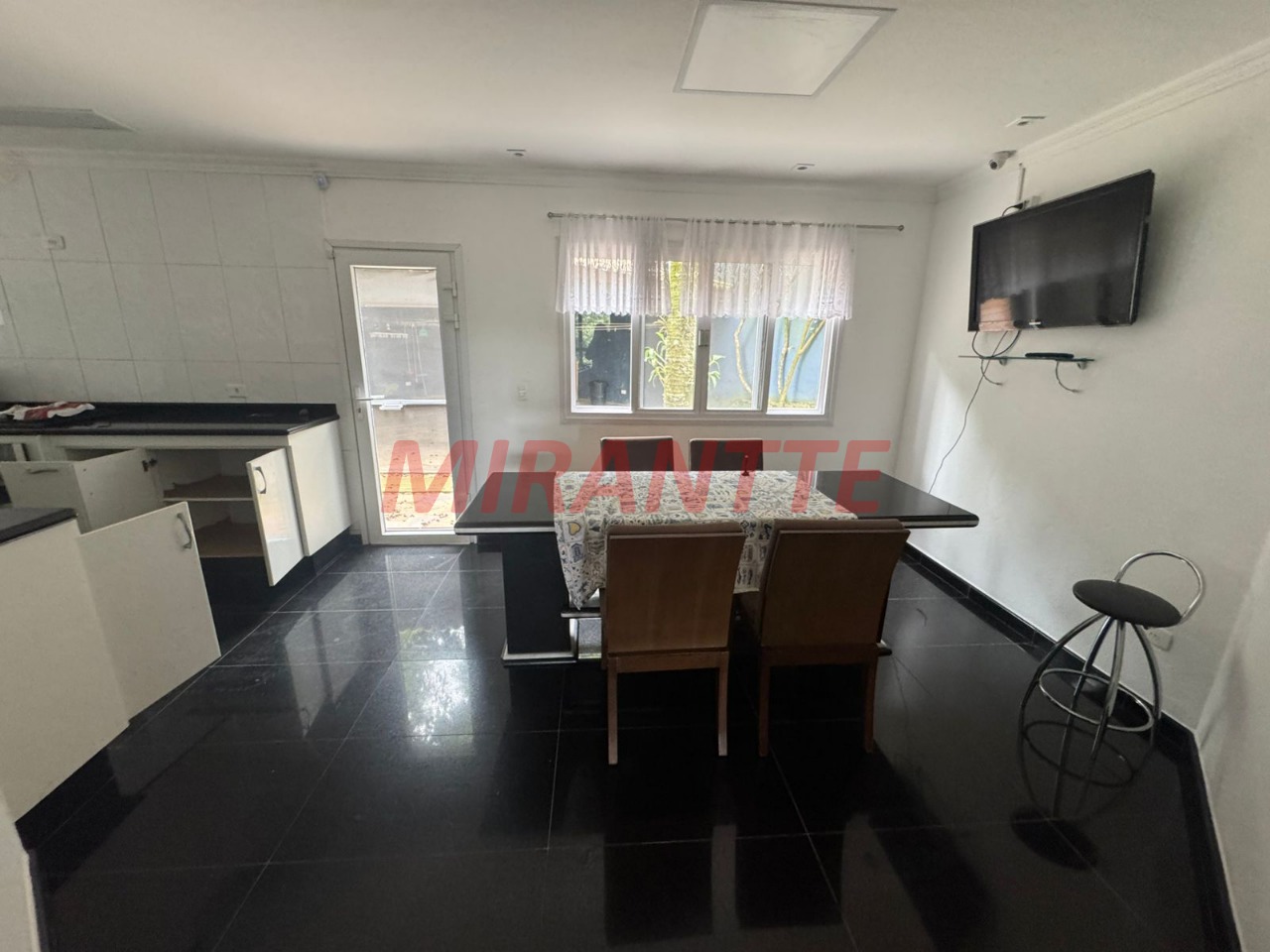 Sobrado de 400m² com 4 quartos em Jardim Samambaia – Mairiporã