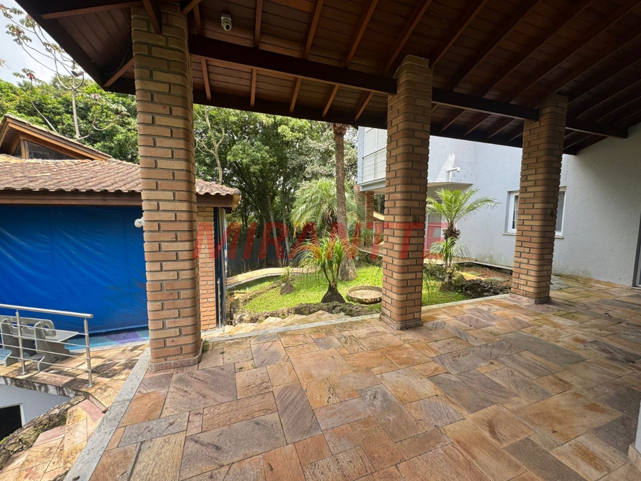 Sobrado de 400m² com 4 quartos em Jardim Samambaia – Mairiporã