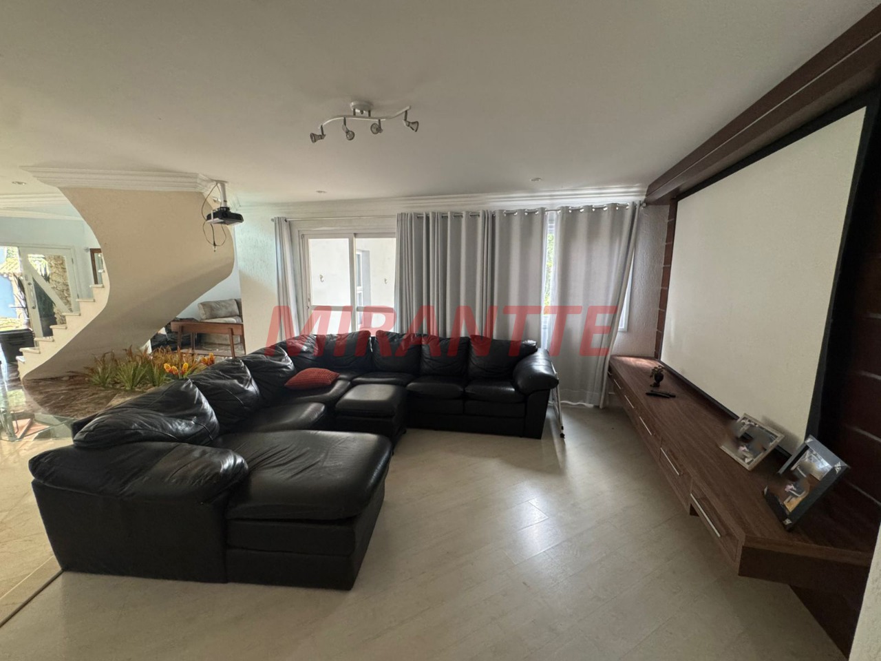 Sobrado de 400m² com 4 quartos em Jardim Samambaia – Mairiporã
