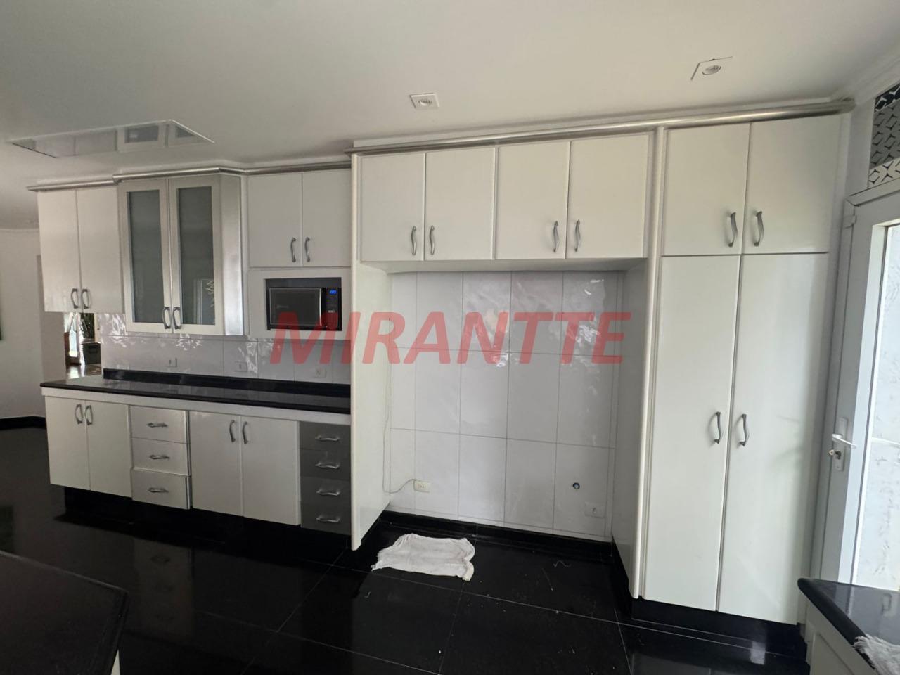 Sobrado de 400m² com 4 quartos em Jardim Samambaia – Mairiporã