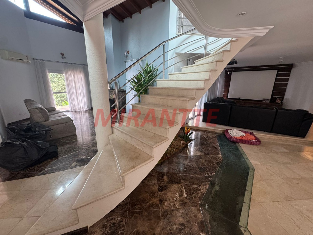 Sobrado de 400m² com 4 quartos em Jardim Samambaia – Mairiporã