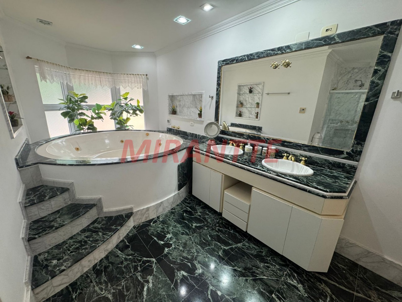 Sobrado de 400m² com 4 quartos em Jardim Samambaia – Mairiporã