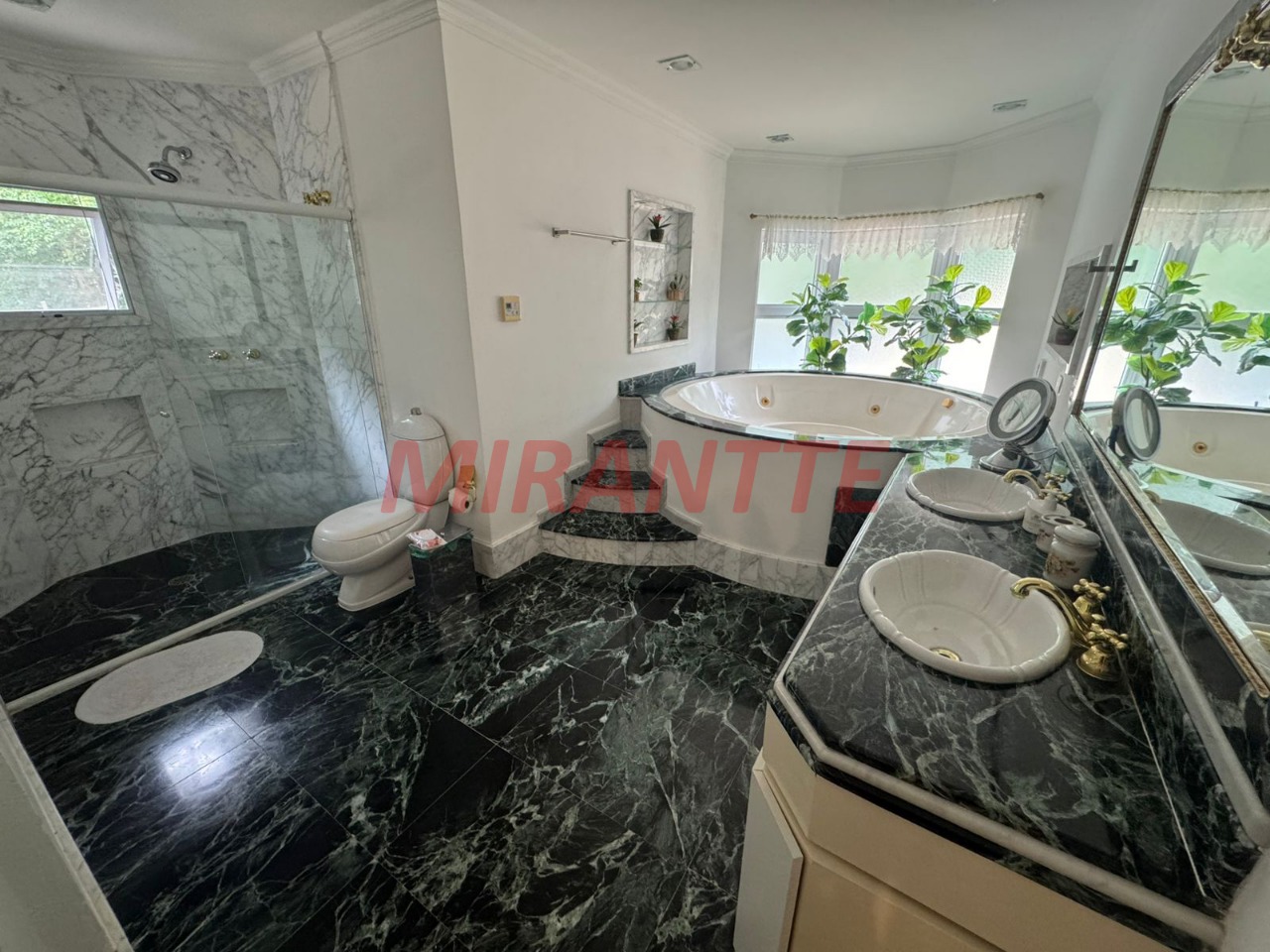 Sobrado de 400m² com 4 quartos em Jardim Samambaia – Mairiporã