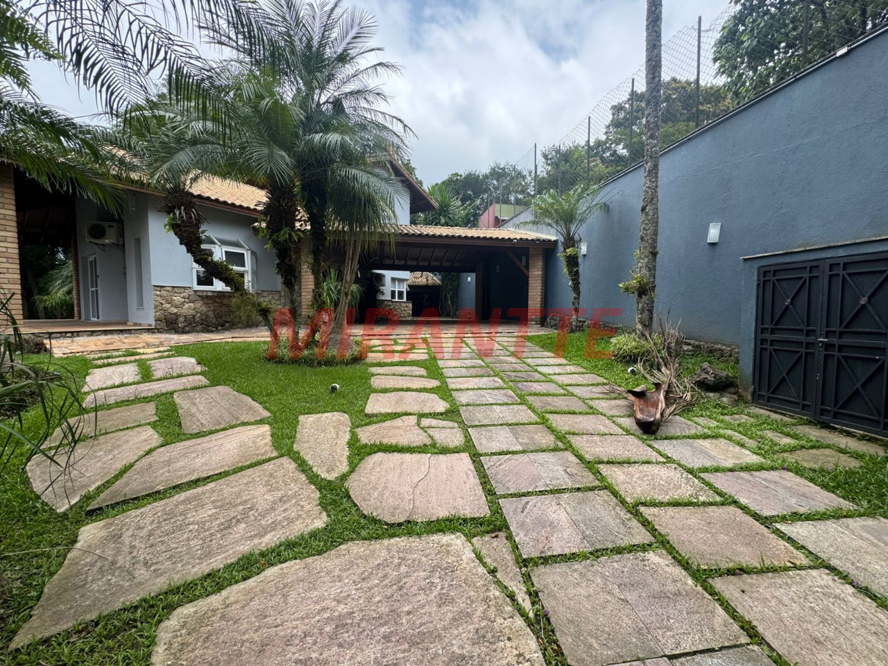 Sobrado de 400m² com 4 quartos em Jardim Samambaia – Mairiporã
