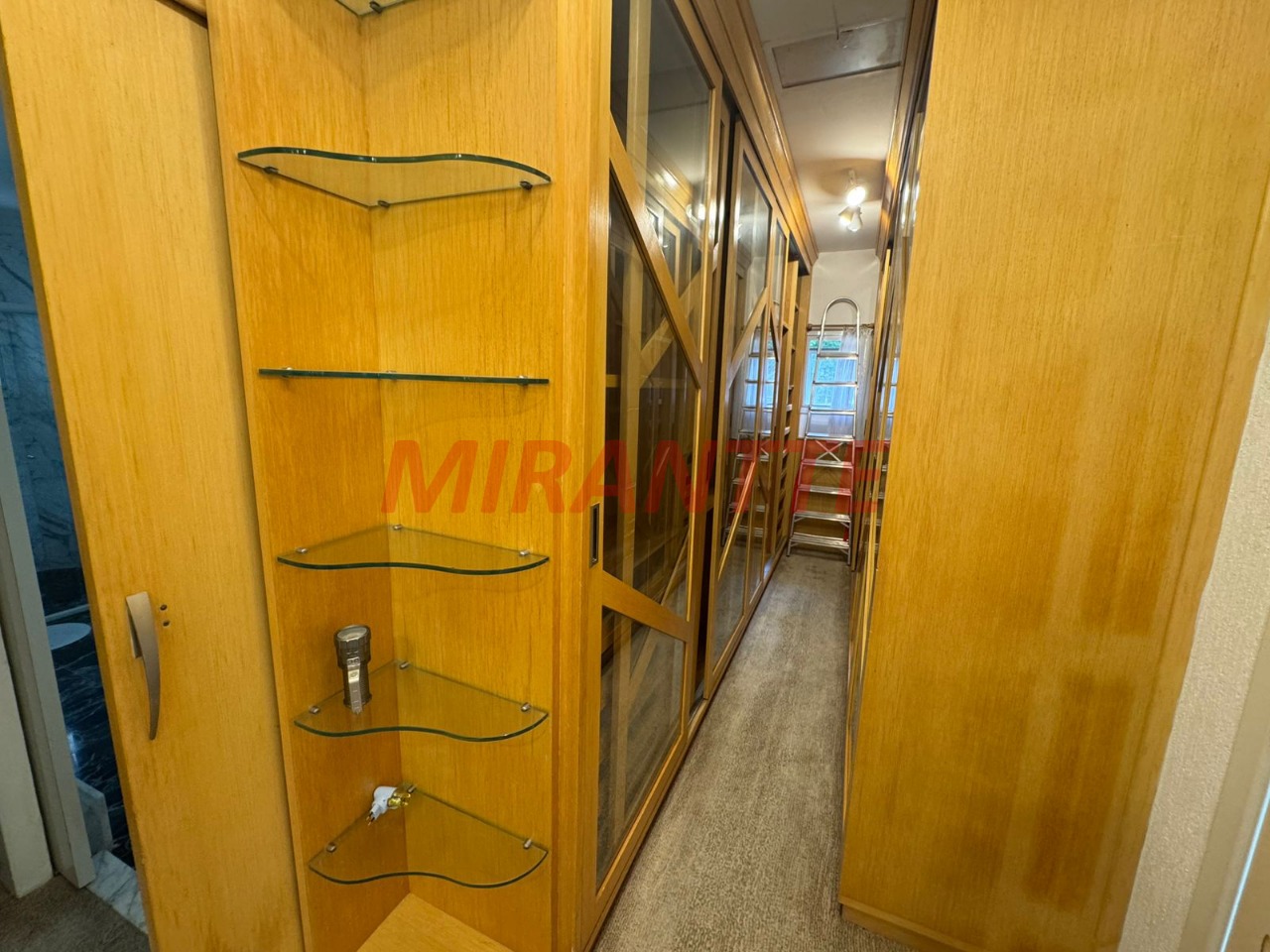 Sobrado de 400m² com 4 quartos em Jardim Samambaia – Mairiporã