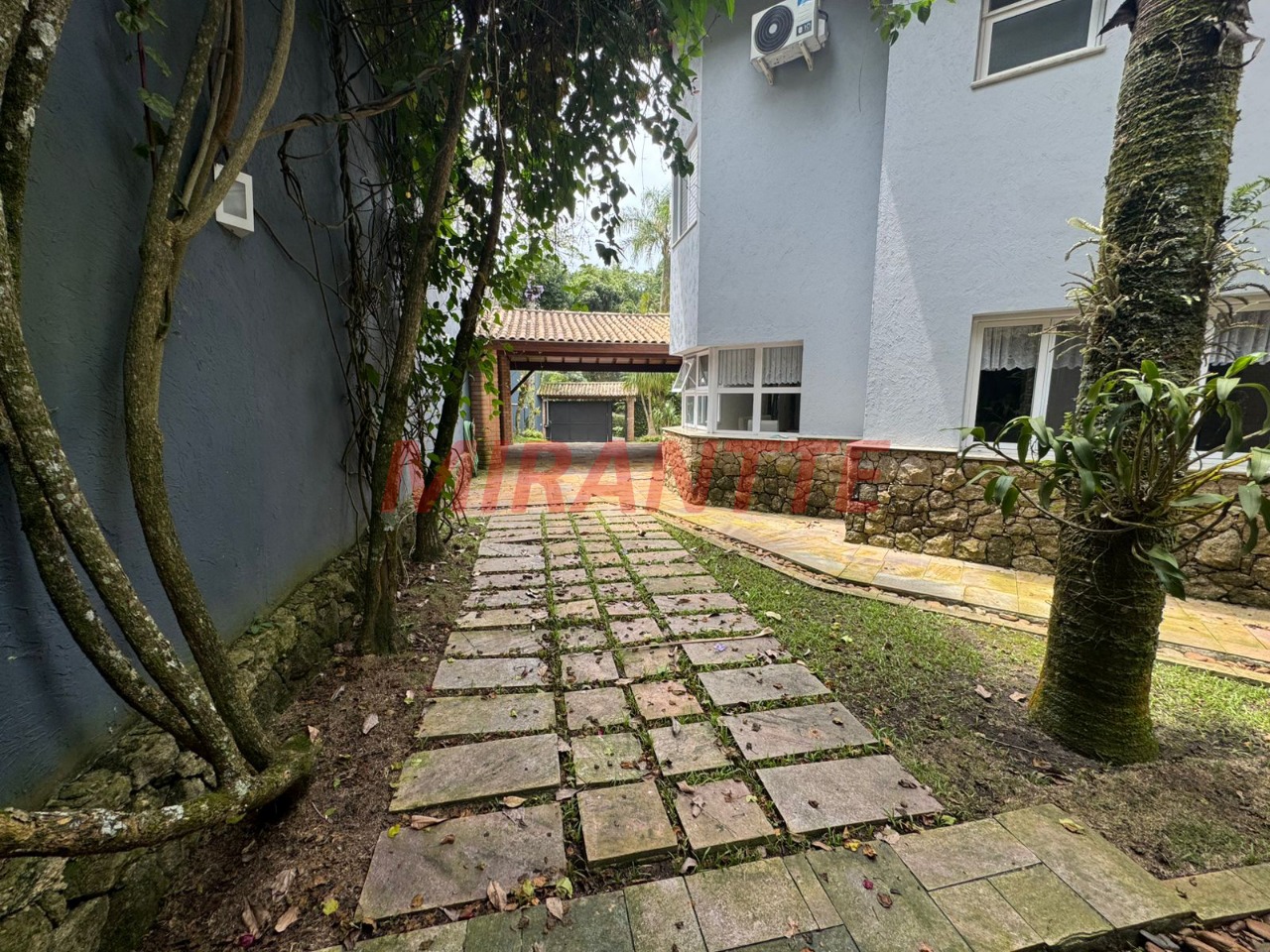 Sobrado de 400m² com 4 quartos em Jardim Samambaia – Mairiporã