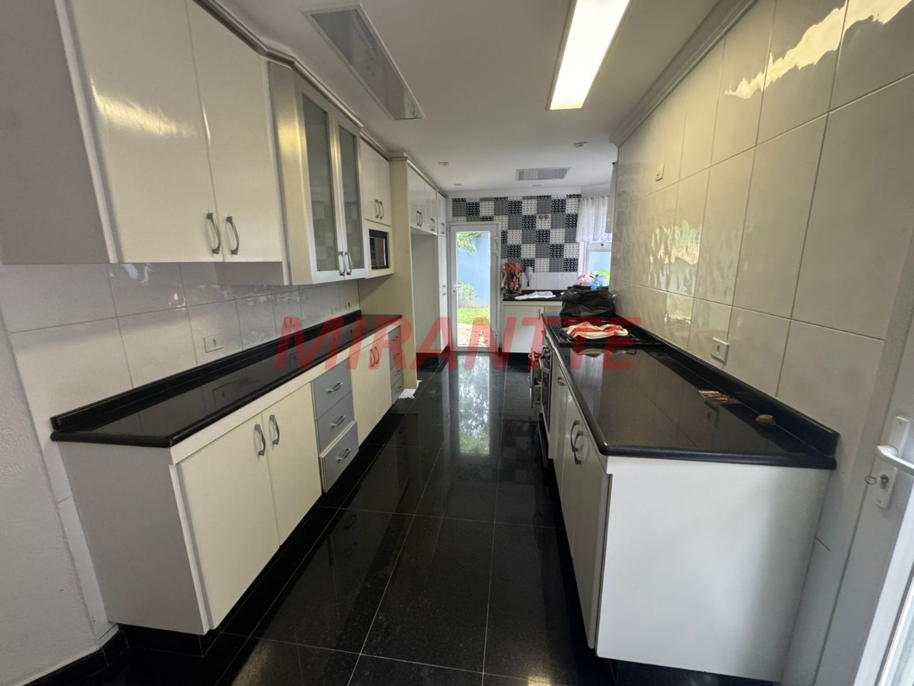 Sobrado de 400m² com 4 quartos em Jardim Samambaia – Mairiporã