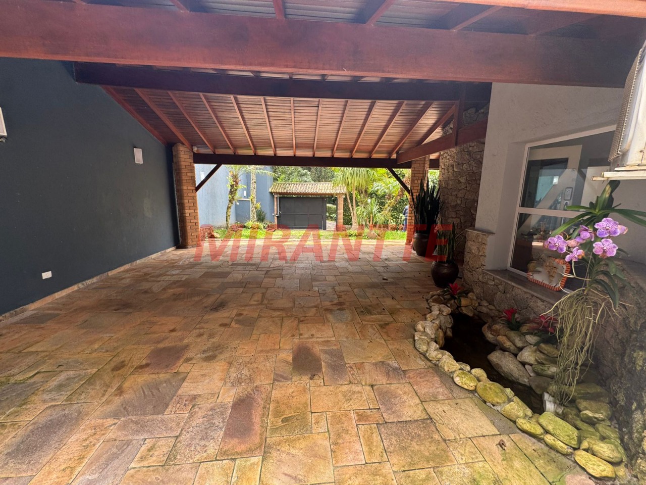 Sobrado de 400m² com 4 quartos em Jardim Samambaia – Mairiporã