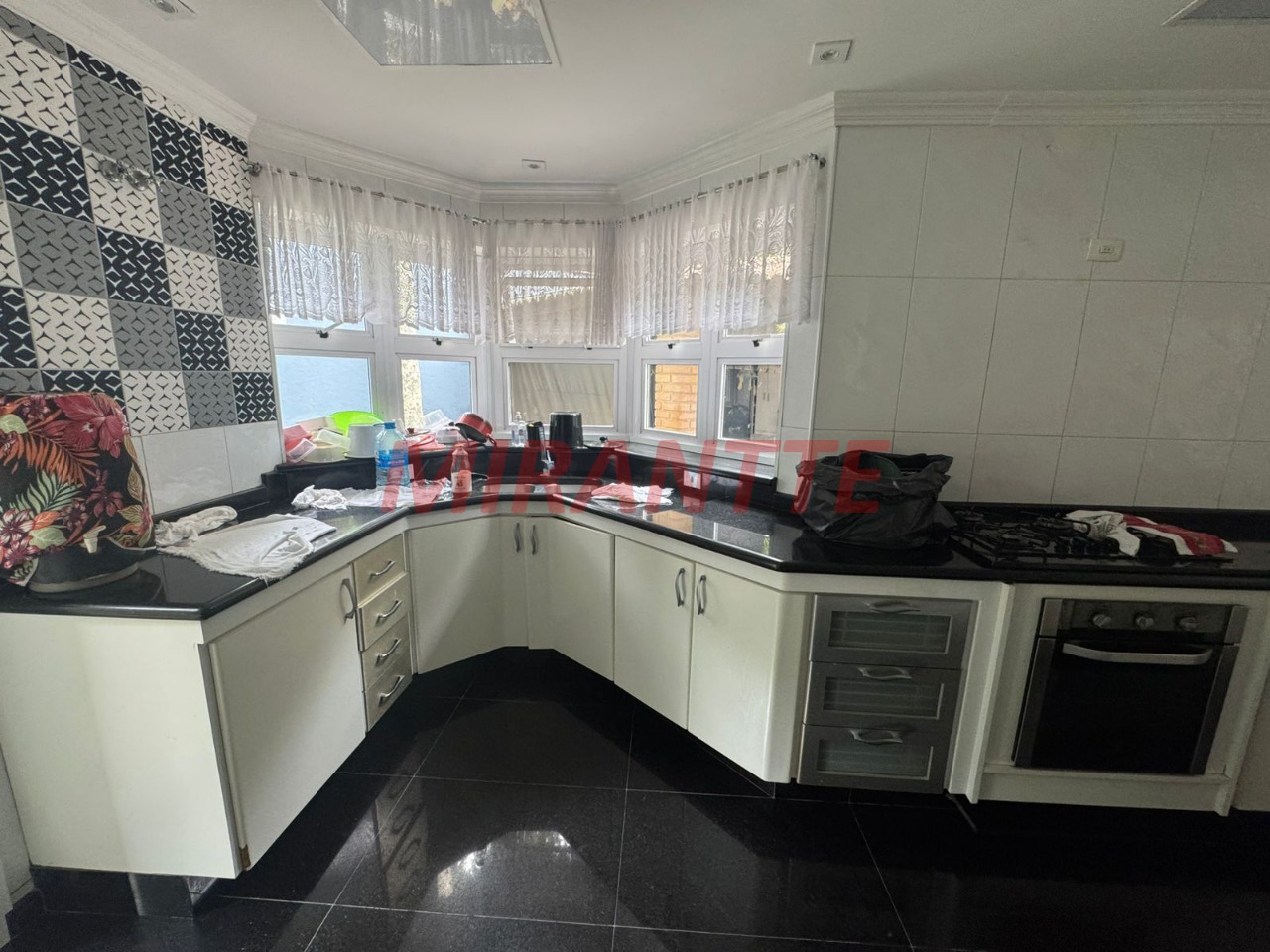 Sobrado de 400m² com 4 quartos em Jardim Samambaia – Mairiporã