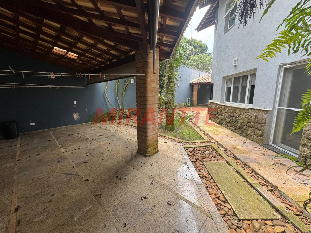 Sobrado de 400m² com 4 quartos em Jardim Samambaia – Mairiporã