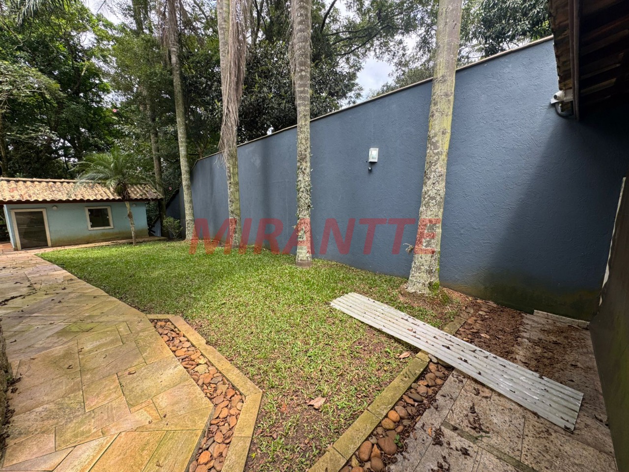 Sobrado de 400m² com 4 quartos em Jardim Samambaia – Mairiporã