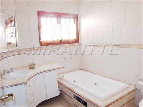 Sobrado com 4 quartos em Barro Branco